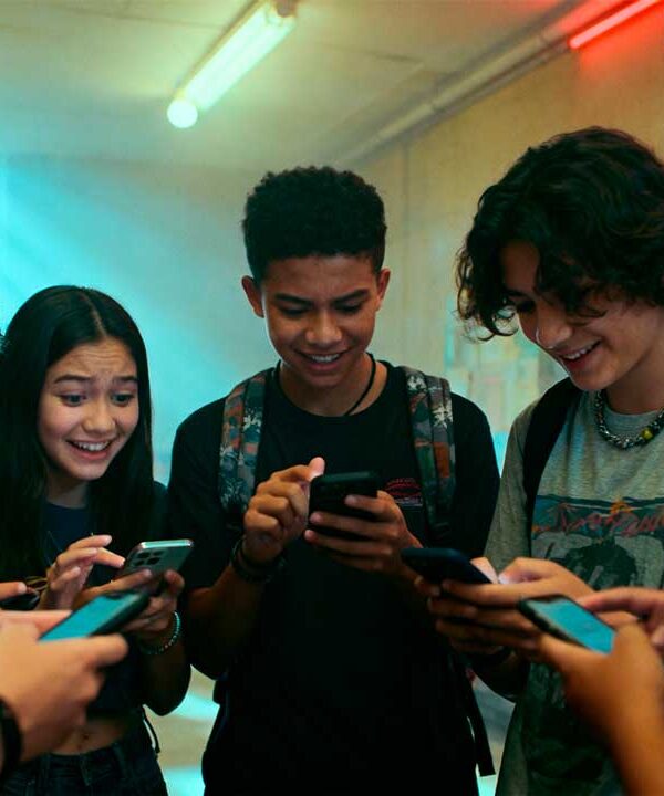 El móvil y los adolescentes en 2026: problema y herramienta clave